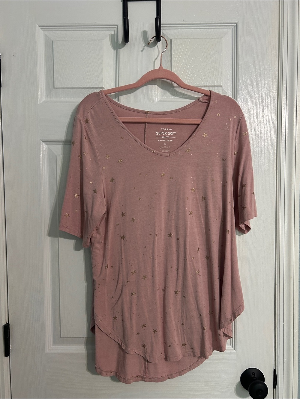 torrid Dusty Rose Short Sleeve soft knit V-Neck Top with Gold Stars